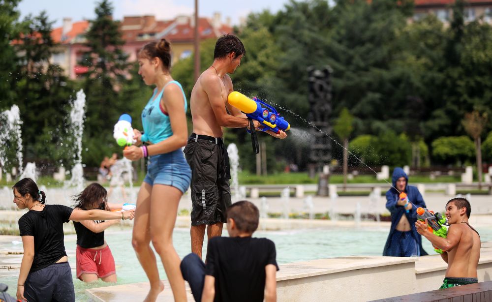 В горещия летен неделен ден малки и големи се разхладиха като си спретнаха „война“ с водни пистолети край фонтаните на НДК.