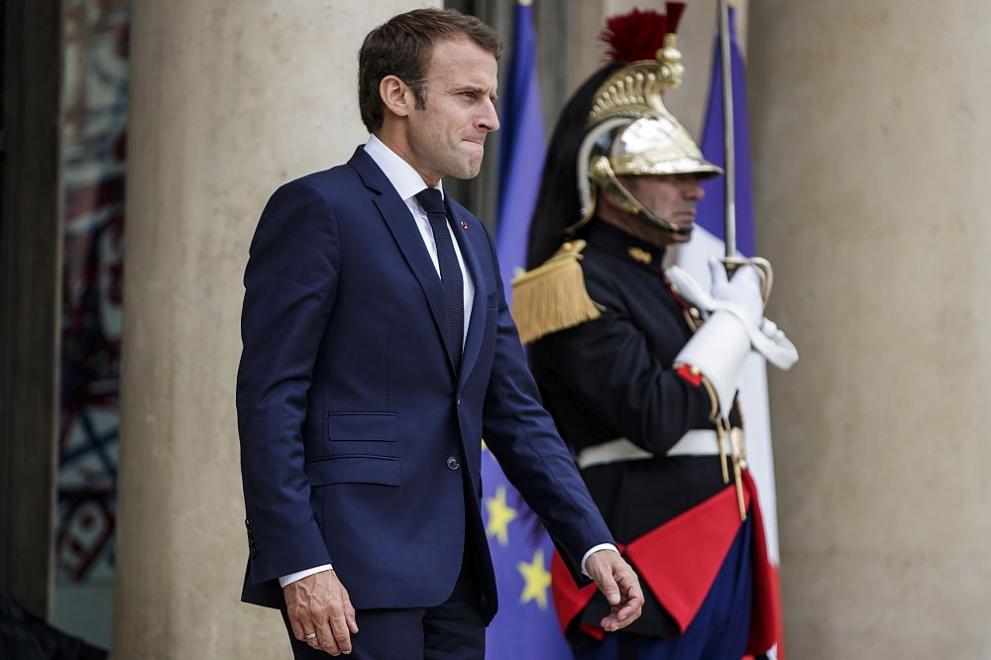 Френският президент Еманюел Макрон е разпоредил да бъде извършена реорганизация на неговата канцелария след скандала с охранител и разразилата се политическа буря