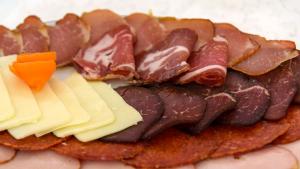 салам месо храна