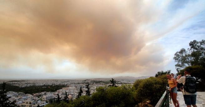 По информация на българското посолство в Атина голям пожар е