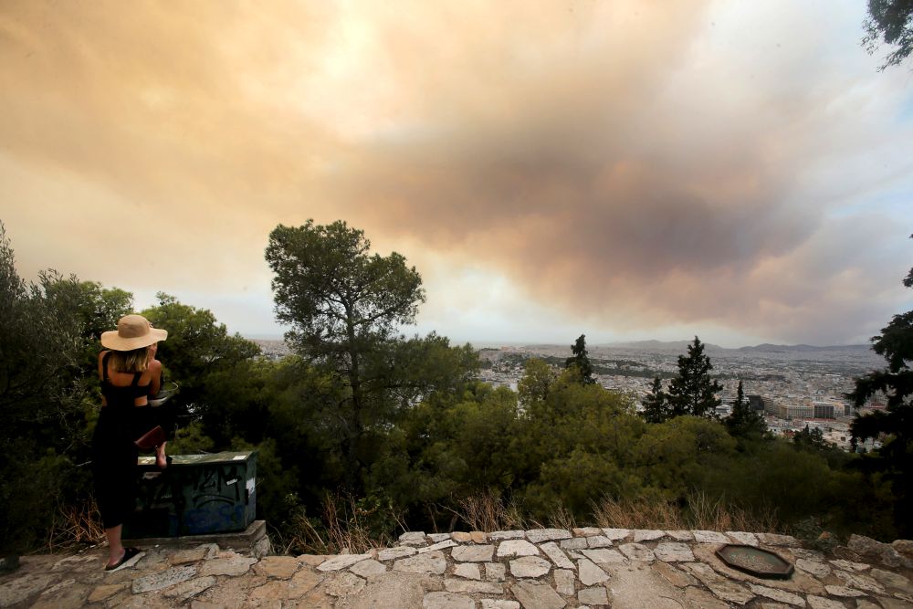 Гърция се бори с огромни горски пожари