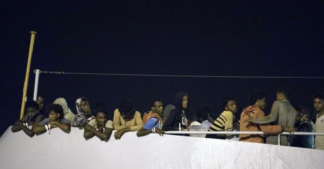 Туниски кораб с около 40 африкански мигранти стои от 11