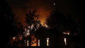 Гърция се бори с огромни горски пожари