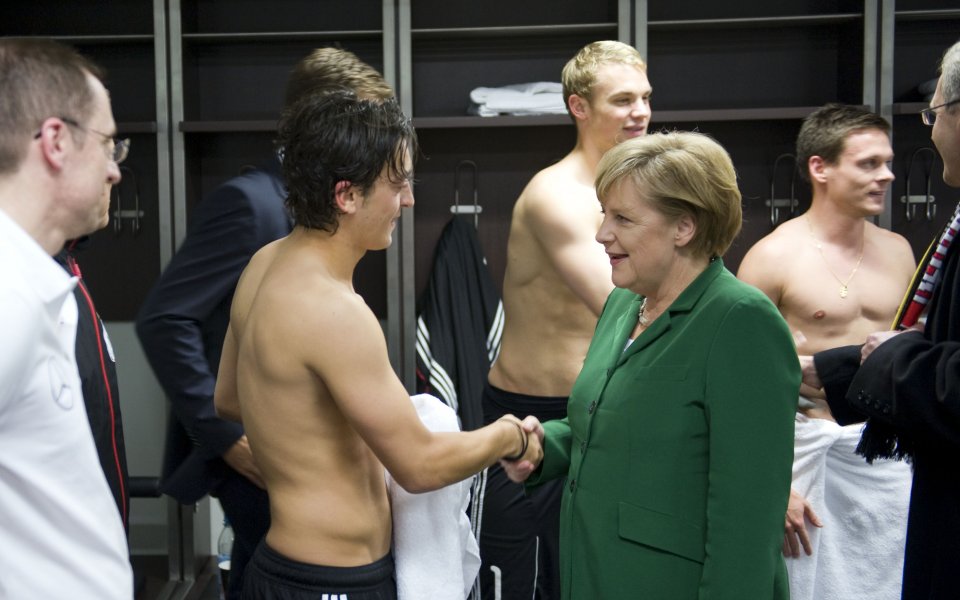 И Меркел проговори за Йозил: Уважаваме решението му