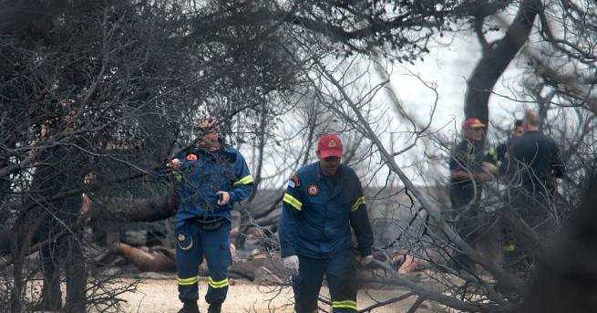 Пожарникарите продължават издирването на хора блокирани в обгорените къщи и