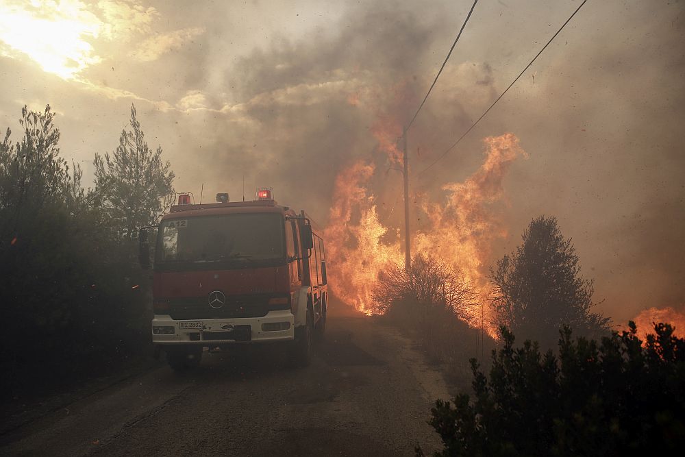 Огненият ад в Гърция взе десетки жертви