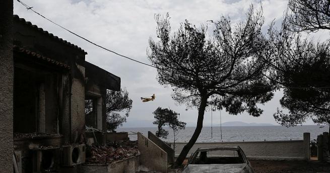 Над 2000 къщи изгорели в Гърция, броят на жертвите расте