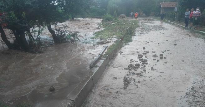 Продължава усложнената обстановка в Тетевенско след обилните дъждове Остава в