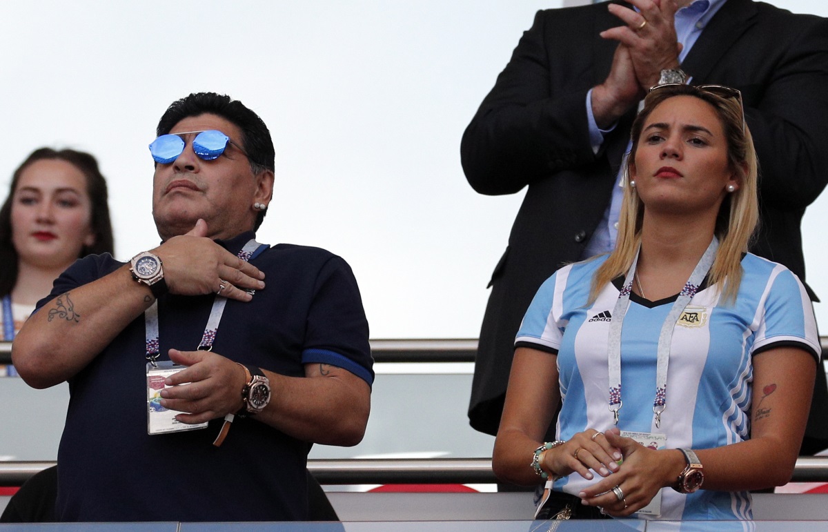 Футболната легенда Диего Марадона се сгоди за 28-годишната си приятелка Росио Олива. Той ѝ е подарил пръстена на рождения ѝ ден, който празнували в Буенос Айрес. Всъщност Марадона предложи на половинката си преди 4 години, но чак сега сложи пръстен на ръката ѝ.