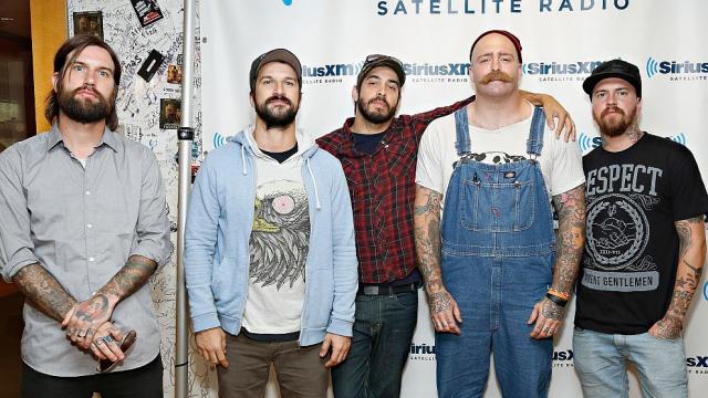 Китарист на Every Time I Die случайно спасил живота на фенка