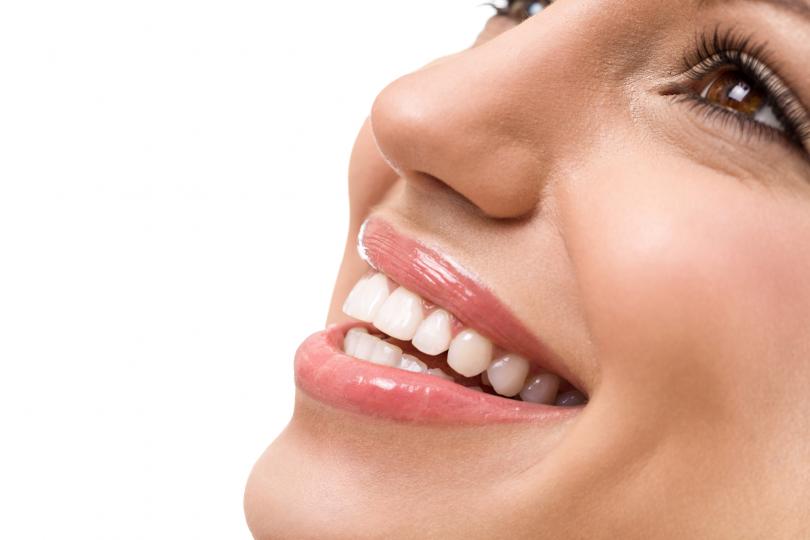 <p>Зъби: С напредване на възрастта се наблюдава и пожълтяване на зъбите. Ходете по- често на стоматолог и следете здравето и белотата на зъбите си.</p>