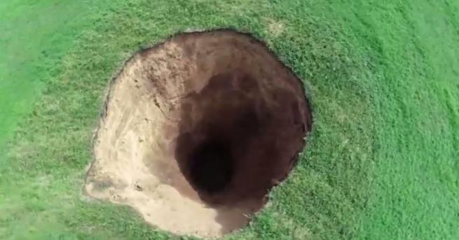 Огромна дупка в земята беше открита в сряда в русия