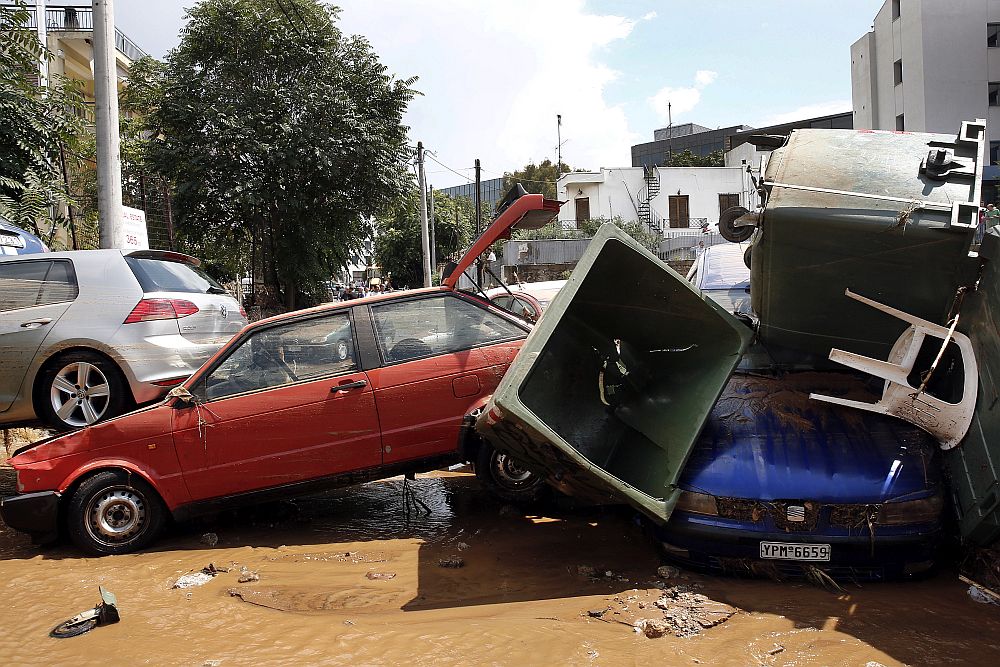 Проливни дъждове се изсипаха северно от Атина на 26 юли. Много домове бяха наводнени, а улиците се превърнаха в реки. На кадри, разпространени в социалните мрежи, се вижда как колите са под вода. Хората разказват, че дъждът е продължил 2-3 часа.