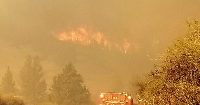 Шофьор на булдозер е загинал а трима пожарникари са ранени