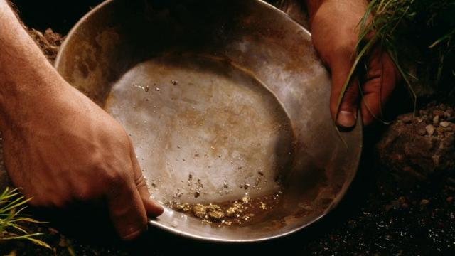 Иманяр намери във Великобритания огромен къс самородно злато (СНИМКИ)