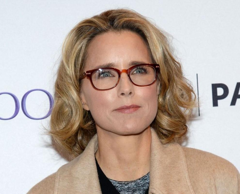  Главната роля извършва актрисата Теа Леони. 