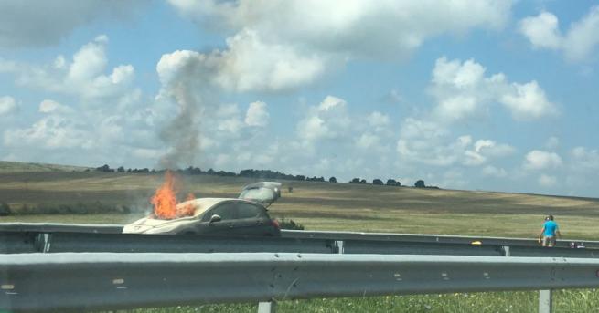 Лек автомобил се запали на 333 ти км на Автомагистрала Тракия