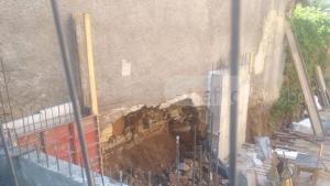 Стена на къща рухна