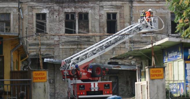 Пожар е унищожил около 1500-2000 кв.м покривна конструкция в сградите