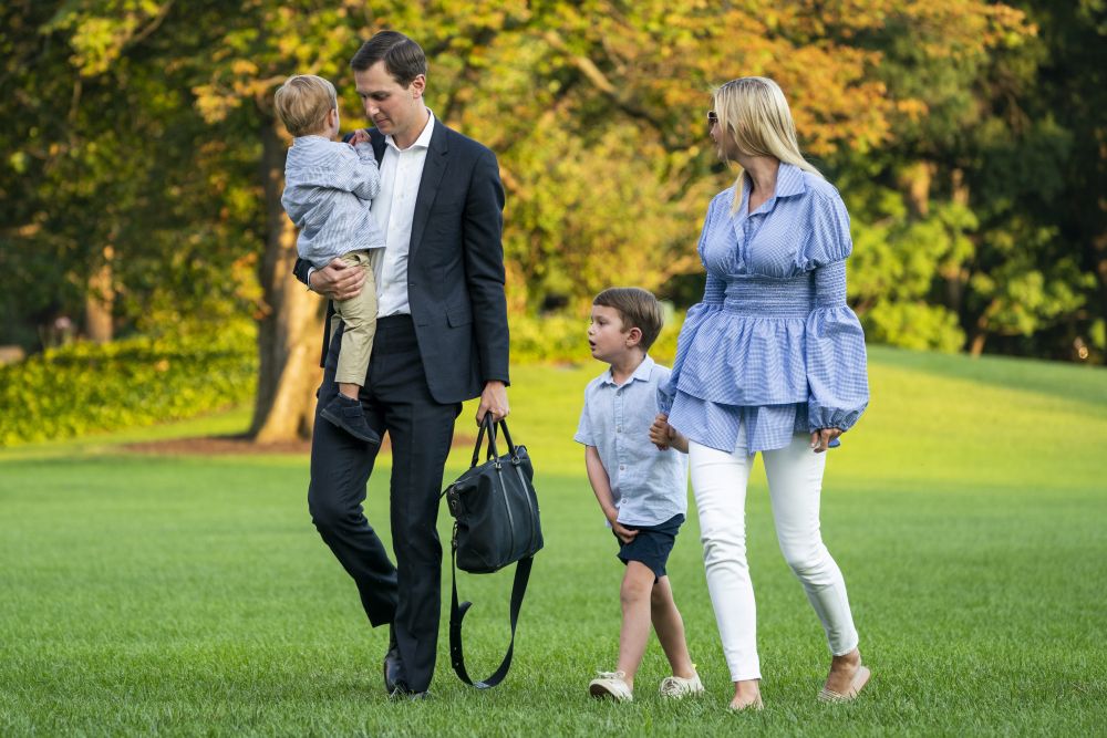 Иванка Тръмп в компанията на съпруга си и двамата си сина