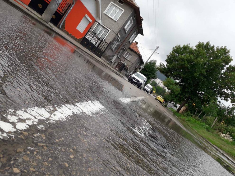 Според съседи водата тече от два дни