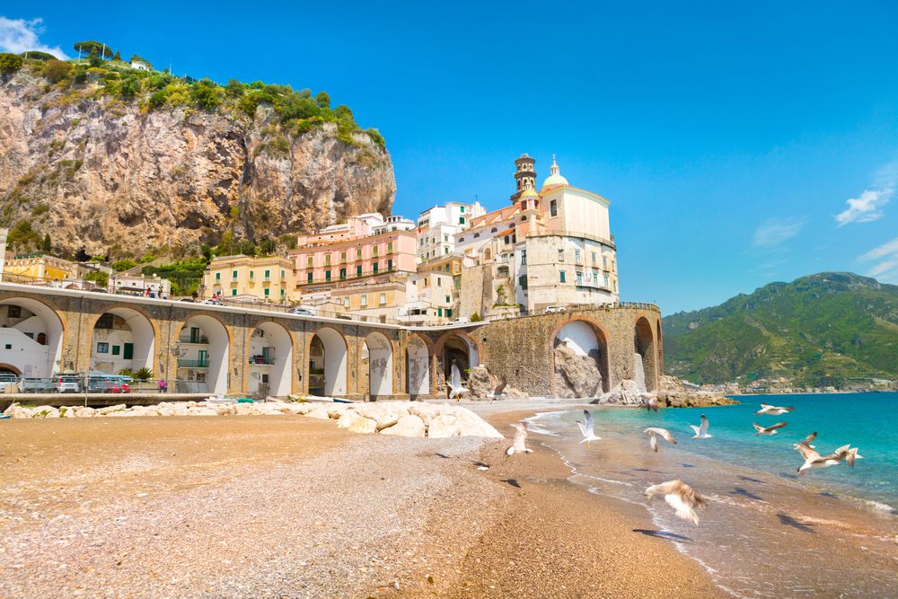 <strong>6. Атрани, Италия</strong><br>
<br>
Заключен между Средиземно море и високите скали под връх Чивита, Атрани е едно от най-живописните миниатюрни градчета на италианското крайбрежие. Неговият пясъчен плаж е сред най-хубавите на италианското крайбрежие.