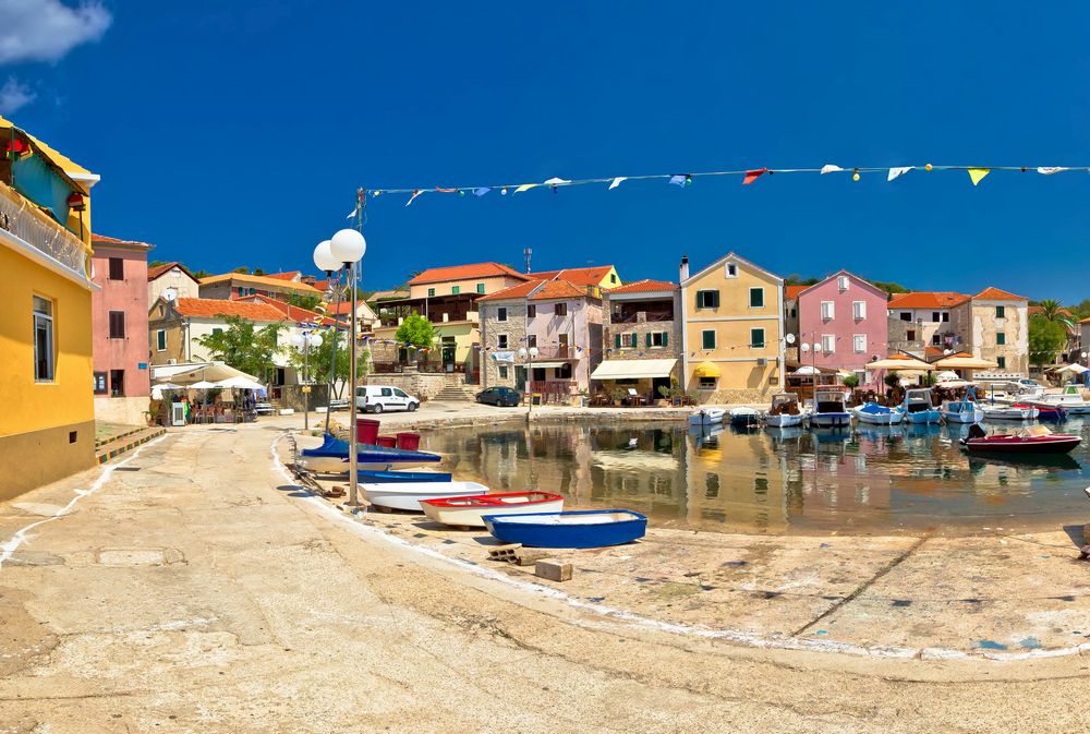 <strong>7. Остров Дуги Оток, Хърватия</strong><br>
<br>
Като част от Далматинския архипелаг, остров Дуги Оток е странен остров с необичайна тясна форма и прозвище Дългият остров. Природата е оформила няколко забележителни места на остров Дуги Оток, сред които е и непокътнатия плаж с бял пясък Сахарун.
