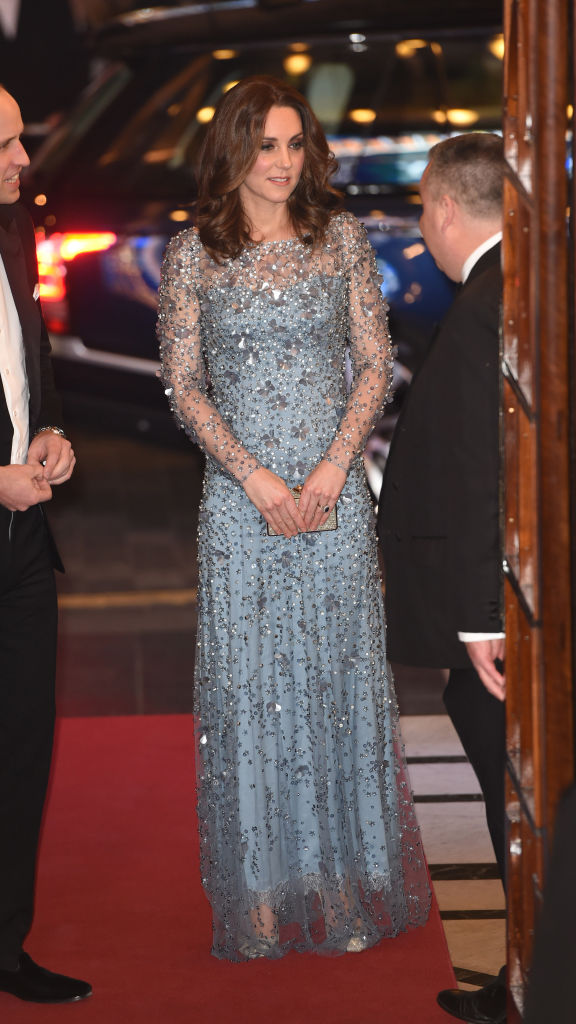 <strong>7. Рокля от Jenny Packham - 4 684 долара </strong><br>
<br>
На вечерното телевизионно шоу Royal variety performance през ноември 2017 година Кейт се появи облечена с прелестна синя рокля от Jenny Packham.