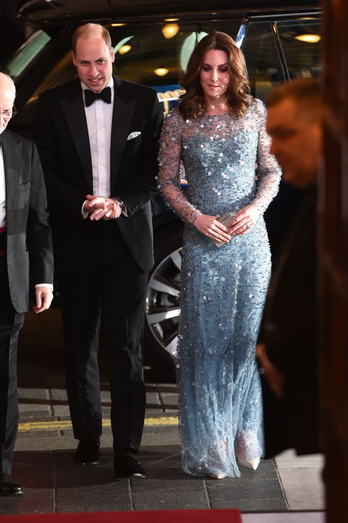 <strong>7. Рокля от Jenny Packham - 4 684 долара </strong><br>
<br>
На вечерното телевизионно шоу Royal variety performance през ноември 2017 година Кейт се появи облечена с прелестна синя рокля от Jenny Packham.