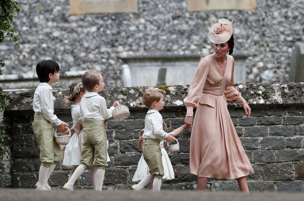 <strong>2. Рокля Alexander McQueen - 14 014 долара </strong><br>
<br>
На сватбата на сестра си Пипа Мидълтън през месец май 2017 година Кейт се появи с рокля Alexander McQueen, шапка Jane Taylor и обеци Kiki McDonough.