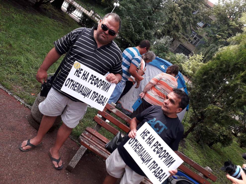 Палатковият лагер е разположен срещу Областна администрация.