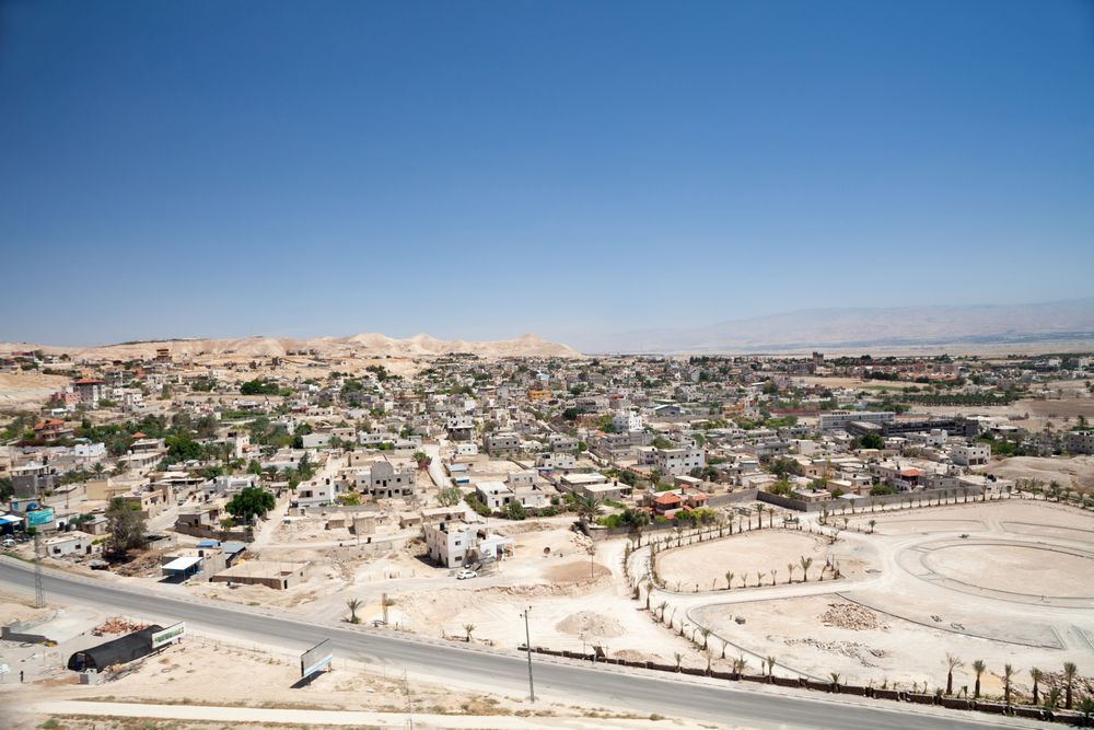 <strong>1. Йерихон, Палестинските територии</strong><br>
<br>
Най-древният град на планетата е палестинският Йерихон. Според данните той е постоянно населяван от 9000 година преди новата ера. Йерихон се намира на западния бряг на река Йордан. Интересен факт е, че Йерихон е рекордьор и в друга категория – той е най-ниско разположеният под морското равнище град в света с неговите минус 275 метра надморска височина.