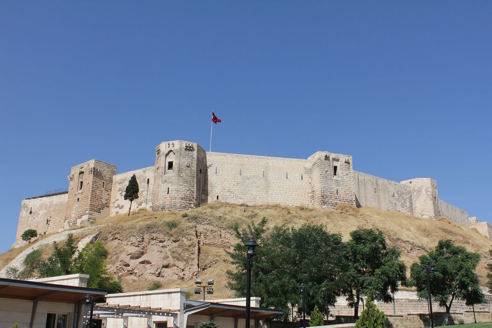 <strong>9. Газиантеп, Турция  </strong><br>
<br>
Газиантеп е град в южна Турция, в близост до сирийската граница. Този град е обитаван от 3600 преди новата ера, а крепостта Раванда, намираща се в центъра на града е една от най-старите запазени крепости в света.