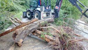 Обилните валежи и затлачени от битови отпадъци дерета причиниха наводняването