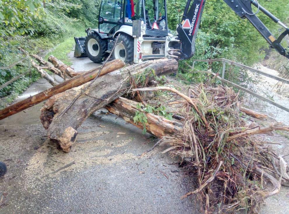 Обилните валежи и затлачени от битови отпадъци дерета причиниха наводняването на пътни участъци в Габрово