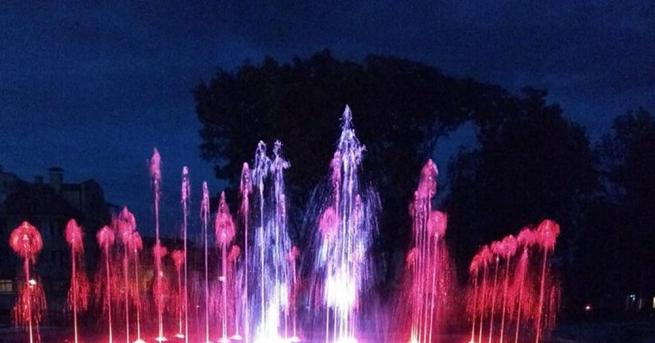 Пробен тест на новите пеещи и светещи фонтани бе извършен