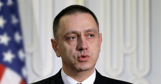 Скандал и искания за оставка на министъра на отбраната в