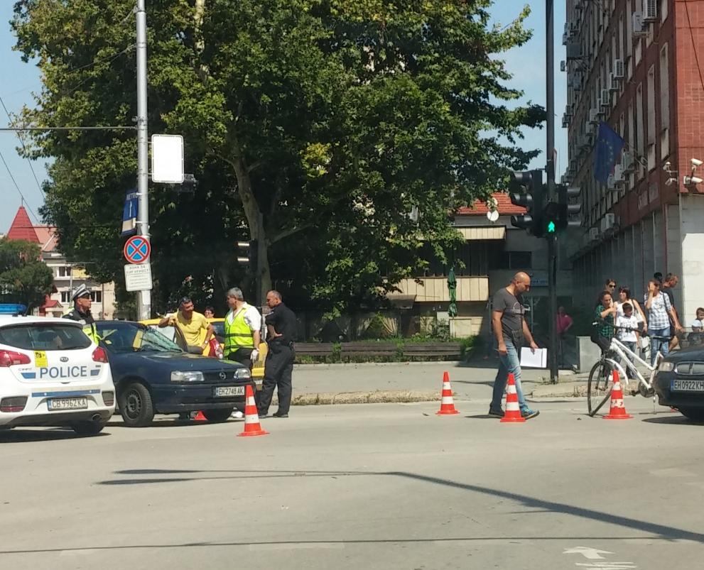 В 10:25 часа на 2 август – четвъртък на кръстовището пред съдебната палата в Плевен са се блъснали лек автомобил „Опел“ и велосипедист. В резултат на удара велосипедистът е с фрактура на едната ръка, а предното стъкло на „Опел“-а е счупено от страната на шофьора.
От полицията в Плевен потвърдиха пред Дарик за инцидента като добавиха, че екип работи по изясняване на причините за ПТП. Пострадалият велосипедист е изпратен в плевенска болница.