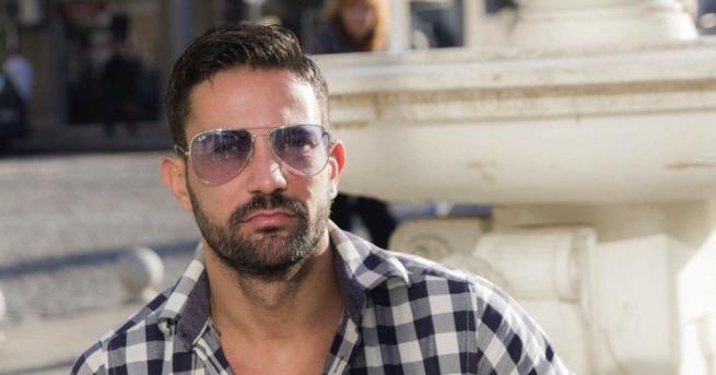 Той е млад красив и успешен и има огромното внимание