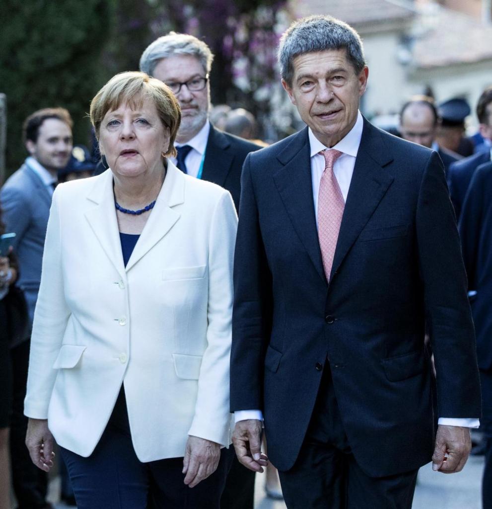  Меркел със брачна половинка си 