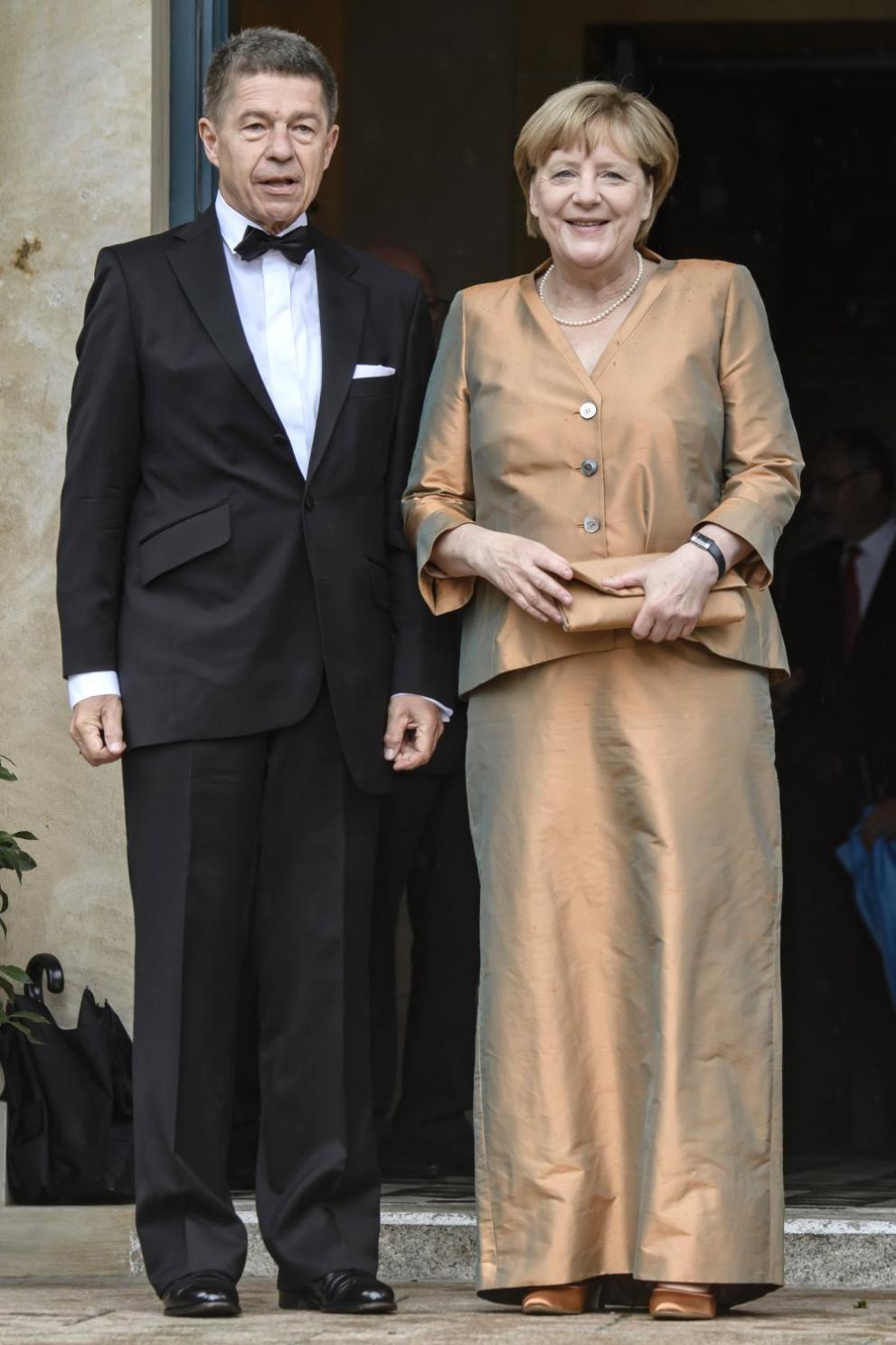  Меркел със брачна половинка си 