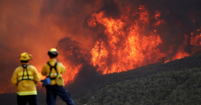 Хиляди пожарникари които се борят с бушуващите в Калифорния пожари