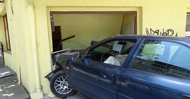 Полицията в Благоевград издирва шофьор който избягал след катастрофа БГНЕС