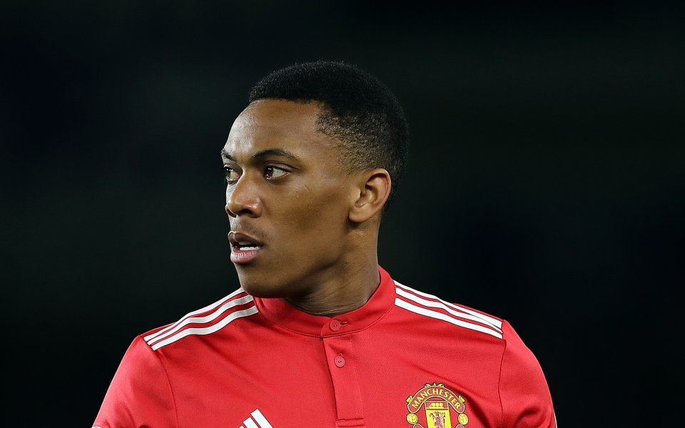 Нападателят Антони Марсиал ще остане в Манчестър Юнайтед и през