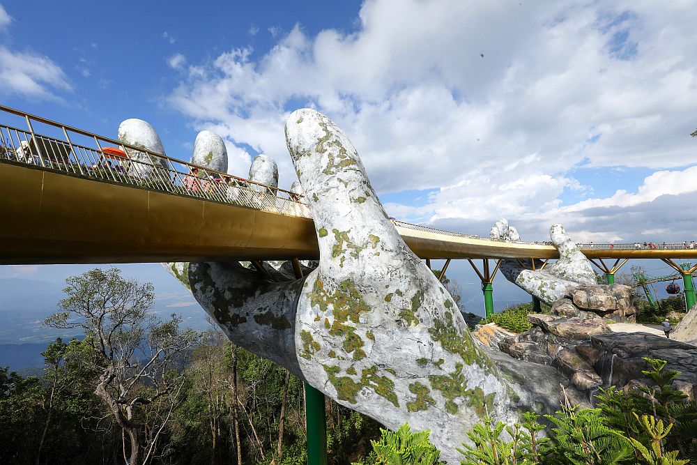Златният мост край град Дананг във Виетнам