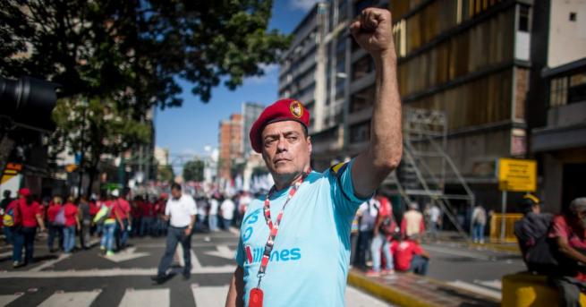 Проправителствени организации мобилизираха хиляди венецуелци облечени в червено цветът