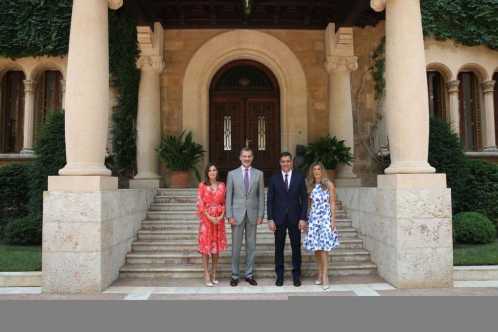  Испанският министър председател и брачната половинка му на посетители на Фелипе и Летисия 