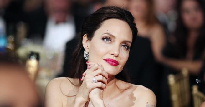 Холивудската звезда Анджелина Джоли във вторник заведе молба във Върховния