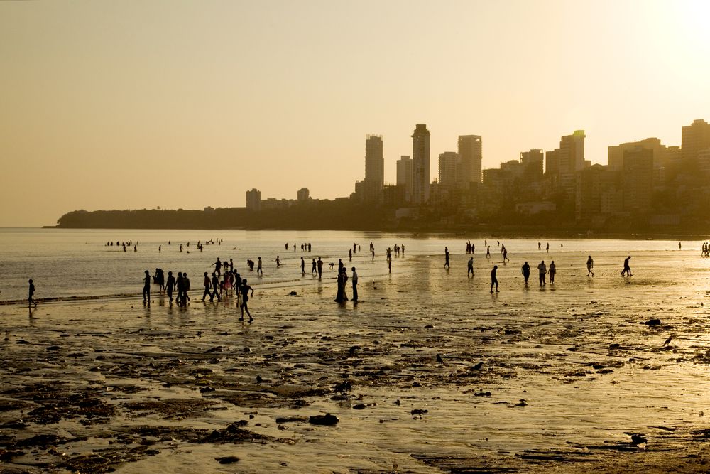 Водите на плажовете в Мумбай са много <strong>замърсени</strong> с различни отпадъци.