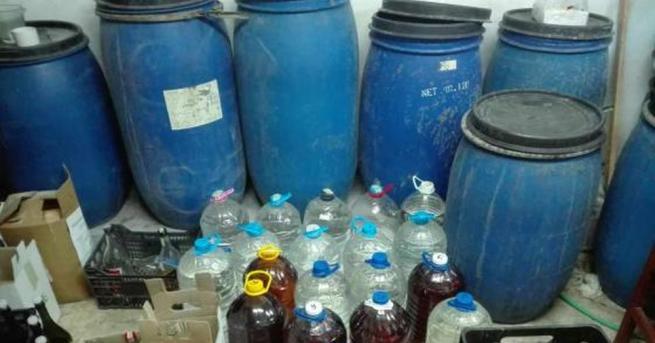 910 литра нелегален етилов алкохол иззеха митнически служители от гараж